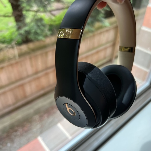Beats Studio 3 Headphones in Black and Cream/Tan color - Picture 4 of 7